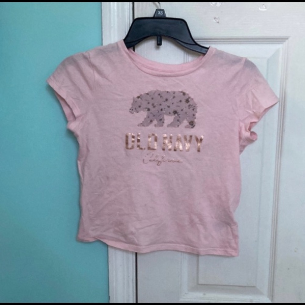 pink old navy tee (never worn), In perfect condition.